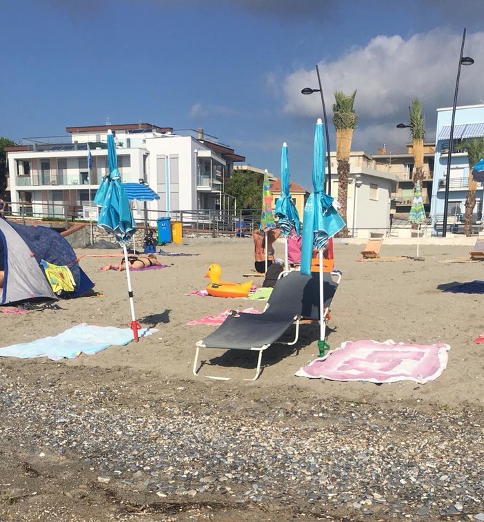 Il fenomeno del 'segnaposto' colpisce le spiagge del savonese Il fenomeno del 'segnaposto' colpisce le spiagge del savonese