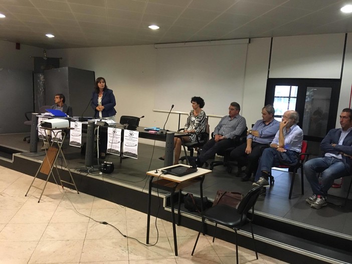 Savona, 14 mila firme consegnate all’assessore Sonia Viale per la salvaguardia del San Paolo (VIDEO) Savona, 14 mila firme consegnate all’assessore Sonia Viale per la salvaguardia del San Paolo (VIDEO)