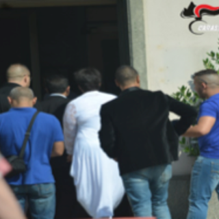 Operazione "Nozze d'Oro", finti matrimoni da 10 mila euro per ottenere il permesso di soggiorno: una doppia pubblicazione l'errore fatale degli organizzatori