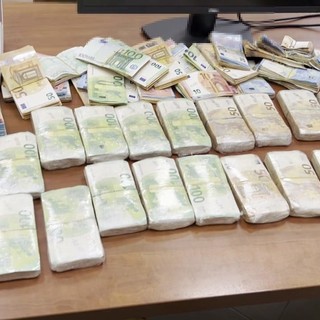 Giro di droga stroncato: 10 arresti nel Savonese, 16 indagati, un milione di euro e 38 kg di sostanza stupefacente sequestrati Giro di droga stroncato: 10 arresti nel Savonese, 16 indagati, un milione di euro e 38 kg di sostanza stupefacente sequestrati