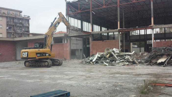 Lamiere pericolanti all'ex ortofrutticola in fase di demolizione, intervento dei Vigili del Fuoco