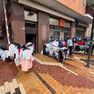 Loano, con il negozio allagato mettono la roba a stendere sul suolo pubblico: sanzionati, ma il sindaco bacchetta la Polizia Locale