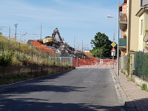 Demolizione ex ortofrutticola di Albenga: prosegue lo smantellamento non senza qualche disagio