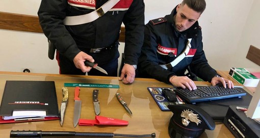 Piana Crixia, operaio sorpreso dai carabinieri con tre coltelli e un manganello a bordo del proprio furgone