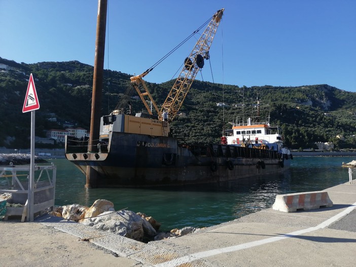 Varigotti, cominciato il ripascimento del litorale di ponente Varigotti, cominciato il ripascimento del litorale di ponente
