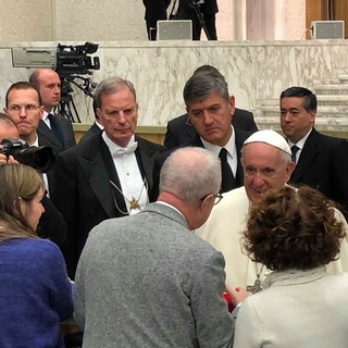 L'assessore Ottonello in Vaticano dona un'opera di ceramica a Papa Francesco