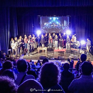 L'ironia di Antonio Ricci, la voce di Gigliola Cinquetti, le note di Faber rivisitate, Spiderman Villardita: "Ottobre De André" chiude col botto