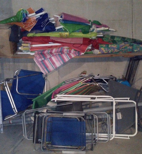Borghetto, lotta ai "furbetti" sulle spiagge: la polizia locale sequestra ombrelloni, lettini e sdraio Borghetto, lotta ai "furbetti" sulle spiagge: la polizia locale sequestra ombrelloni, lettini e sdraio