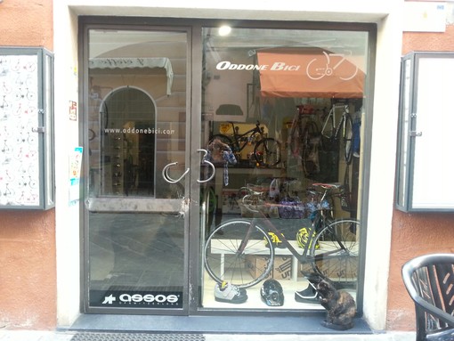 Finale Ligure, spaccata da Oddone bici: rubate biciclette per migliaia di euro