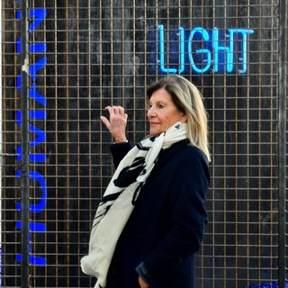 Andora inaugura l’opera “La Luce della mente – Un’insegna Urbana” dell’artista Federica Marangoni