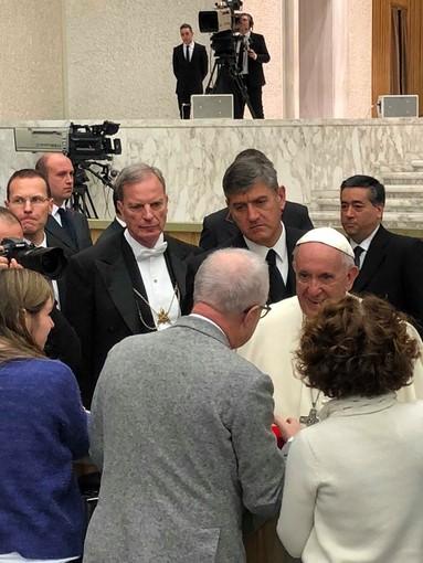 L'assessore Ottonello in Vaticano dona un'opera di ceramica a Papa Francesco