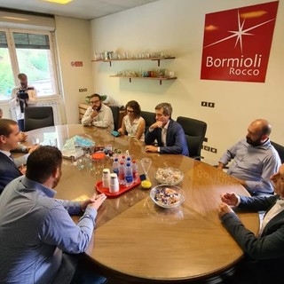 Caro energia, Orlando (Pd) visita la vetreria Bormioli di Altare: "Discusso con l'azienda della situazione di grave difficoltà"