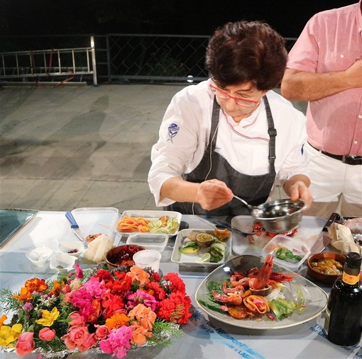 La chef ingauna Cinzia Chiappori conquista Ospedaletti con i suoi gamberi conditi con begonie e agerato