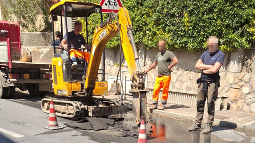 Varigotti, si rompe una tubatura della fogna lungo l'Aurelia: Consorzio al lavoro Varigotti, si rompe una tubatura della fogna lungo l'Aurelia: Consorzio al lavoro