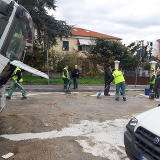 Savona, camion Ata perde olio sull'asfalto in largo Tissoni: operai al lavoro
