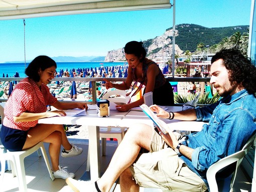 In fotogallery: due momenti delle prove (rigorosamente a due passi dal mare) e un passo shakespeariano tra quelli in programma In fotogallery: due momenti delle prove (rigorosamente a due passi dal mare) e un passo shakespeariano tra quelli in programma