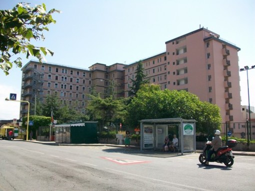 Quattro posti letto in più in ortopedia a Savona, ma non aumenta il personale medico. La protesta di lavoratori e sindacati