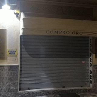 Pietra Ligure, assaltano le vetrine del negozio "EuroXOro" e fuggono a bordo di un'auto poi incendiata e abbandonata: indagini dei carabinieri