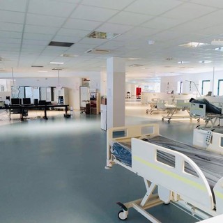 Il San Martino di Genova riorganizza gli spazi. Toti: "Immagini di letti vuoti che valgono più di mille parole. Siamo sulla strada giusta"