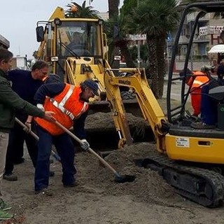 Ceriale, operazione di pulizia straordinaria delle spiagge Ceriale, operazione di pulizia straordinaria delle spiagge