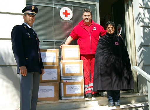 Alassio, la Polizia di Stato dona capi di abbigliamento contraffatti e sequestrati alla Croce Rossa Alassio, la Polizia di Stato dona capi di abbigliamento contraffatti e sequestrati alla Croce Rossa