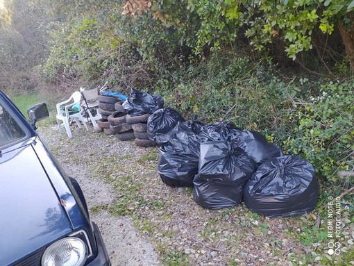 Noli, ripuliti i sentieri ed i boschi tra la cava di Voze e l'Andrazza: "Comportamenti incivili che causano danni all'ambiente"