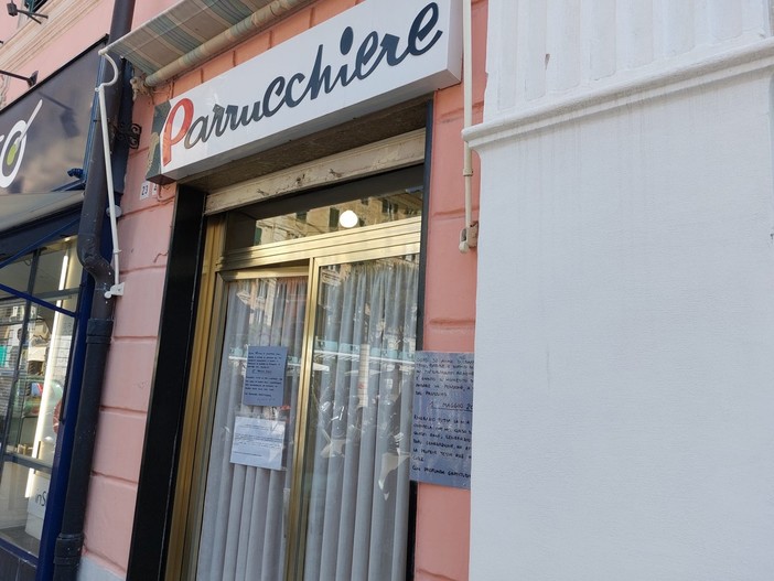 Savona, dopo 58 anni va in pensione il parrucchiere Dino: "Ringrazio la clientela che per anni ha affidato la propria testa alle mie cure"