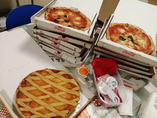 Coronavirus, pizze e pastiera in dono a medici e infermieri del Pronto Soccorso del San Paolo (FOTO)