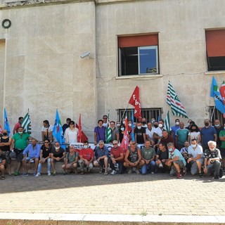 Sciopero generale lavoratori servizi ambientali, presidio davanti alla Prefettura di Savona: "Contro una politica sorda che risponde solo alle logiche di pochi"