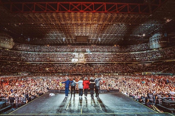 Concerto sold out a Roma per i Pooh, il tastierista Danilo Ballo: “Dedicato a Stefano e Valerio, ‘Amici per sempre’” Concerto sold out a Roma per i Pooh, il tastierista Danilo Ballo: “Dedicato a Stefano e Valerio, ‘Amici per sempre’”