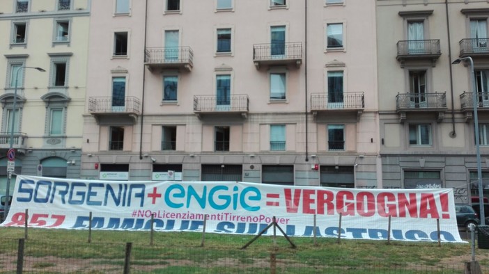 Tirreno Power, la protesta dei lavoratori arriva alla sede di Sorgenia a Milano: a settembre riapertura tavolo tecnico al Mise Tirreno Power, la protesta dei lavoratori arriva alla sede di Sorgenia a Milano: a settembre riapertura tavolo tecnico al Mise
