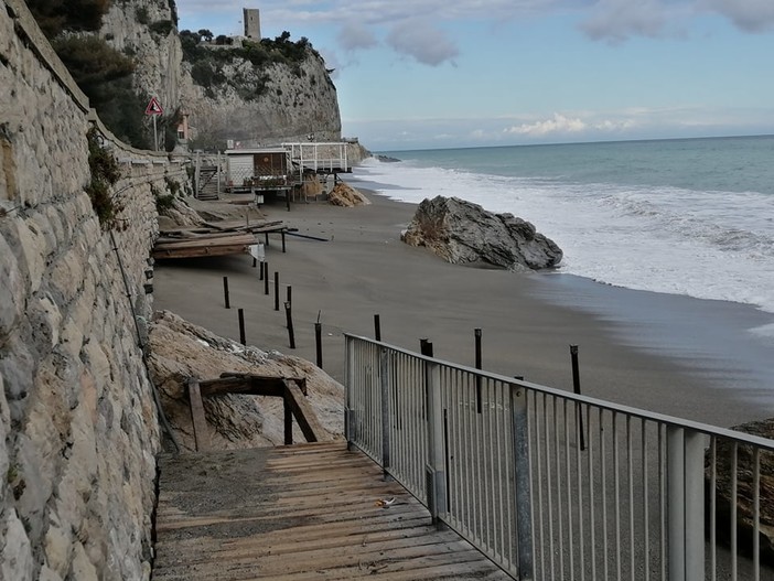 Finale, la mareggiata distrugge ancora una volta la passerella della spiaggia del Castelletto