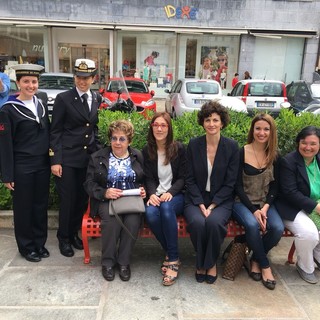 Savona, inaugurata la panchina rossa per dire No alla violenza sulle donne