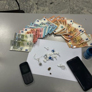 Albenga, spacciatore trovato con 17 dosi di droga: arrestato dalla Polizia locale