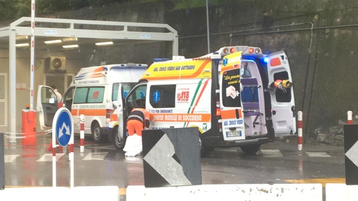 Ospedale San Martino, iniziativa di protesta della UIL FPL per il personale infermieristico. Matteo Cascone: "Chiediamo il modello Genova anche per la sanità" (VIDEO) Ospedale San Martino, iniziativa di protesta della UIL FPL per il personale infermieristico. Matteo Cascone: "Chiediamo il modello Genova anche per la sanità" (VIDEO)