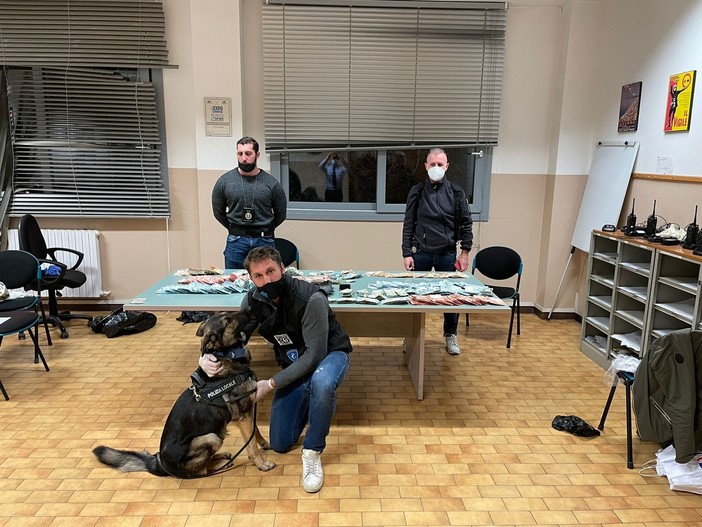 Finale, colto a cedere dello stupefacente, in casa nascondeva droga e denaro: in manette un 21enne pietrese Finale, colto a cedere dello stupefacente, in casa nascondeva droga e denaro: in manette un 21enne pietrese