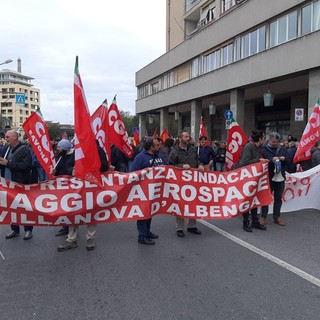 Piaggio Aero, concessa la cassa integrazione per i 1024 dipendenti, si attende il piano di rilancio Piaggio Aero, concessa la cassa integrazione per i 1024 dipendenti, si attende il piano di rilancio