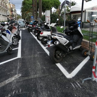 Parcheggi, il gruppo "Le Persone al Centro": "Frascherelli, sindaco in odor di Santità, elimina parcheggi e afferma di moltiplicarli..."