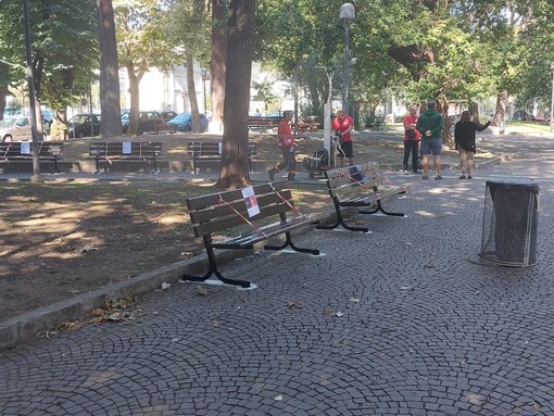 Savona, i "Custodi del Bello" provano a combattere il degrado: riverniciate e riparate le panchine in Piazza del Popolo (FOTO) Savona, i "Custodi del Bello" provano a combattere il degrado: riverniciate e riparate le panchine in Piazza del Popolo (FOTO)