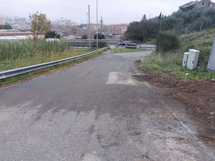 Savona, perdita d'acqua in via Rinaldo Negri: vigili del fuoco mobilitati