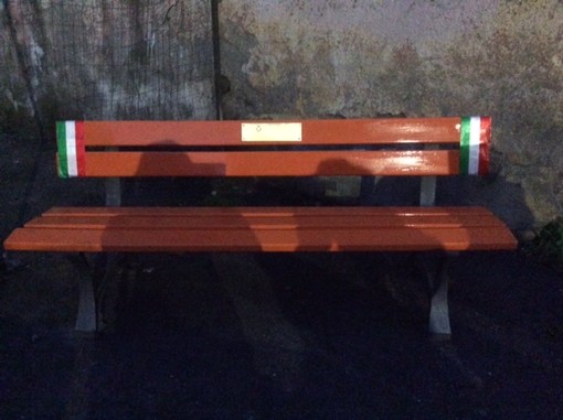 Una panchina arancione contro la violenza sulle donne ad Albenga Una panchina arancione contro la violenza sulle donne ad Albenga