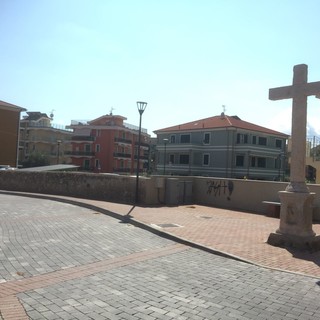 Pietra intitola la piazzetta compresa tra via Ghirardi e via Soccorso al dottor Angelo Spotorno