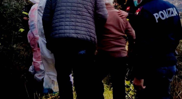 Gli agenti di polizia di Alassio salvano un anziano disorientato nei boschi Gli agenti di polizia di Alassio salvano un anziano disorientato nei boschi