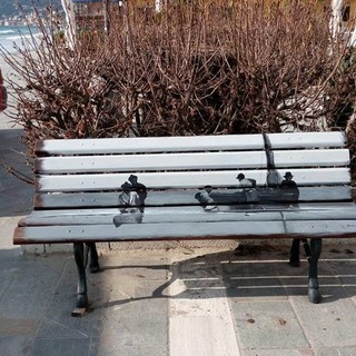 Alassio, una nuova panchina a tema per celebrare i pescatori