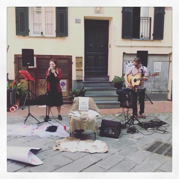 Un momento di una precedente rappresentazione della performance "Parole sbagliate" Un momento di una precedente rappresentazione della performance "Parole sbagliate"