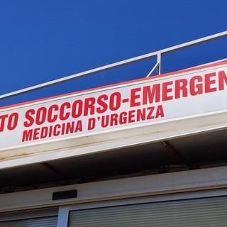 Scontro tra un'auto e uno scooter in viale Hanbury ad Alassio: centauro in codice rosso al Santa Corona