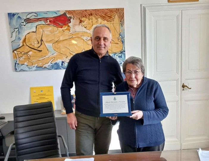 Presepe meccanico di Luceto, l'amministrazione consegna una targa di riconoscimento all'ideatrice Maria Merialdo