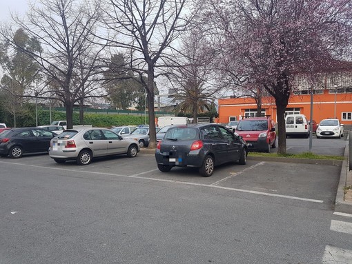 Vandali danneggiano 5 auto a Leca d'Albenga