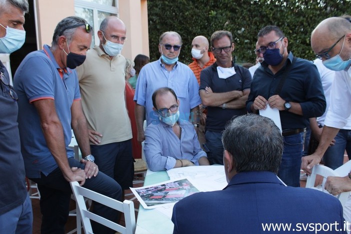 Finale, presentato il primo lotto di lavori per il nuovo Tennis Club. Guzzi: "Entro fine anno avvieremo il cantiere" (FOTO e VIDEO) Finale, presentato il primo lotto di lavori per il nuovo Tennis Club. Guzzi: "Entro fine anno avvieremo il cantiere" (FOTO e VIDEO)
