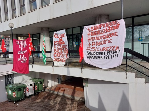 Sciopero Tpl davanti alla Provincia, striscioni contro l’azienda e il presidente provinciale: "Olivieri il tempo è scaduto" (FOTO e VIDEO) Sciopero Tpl davanti alla Provincia, striscioni contro l’azienda e il presidente provinciale: "Olivieri il tempo è scaduto" (FOTO e VIDEO)